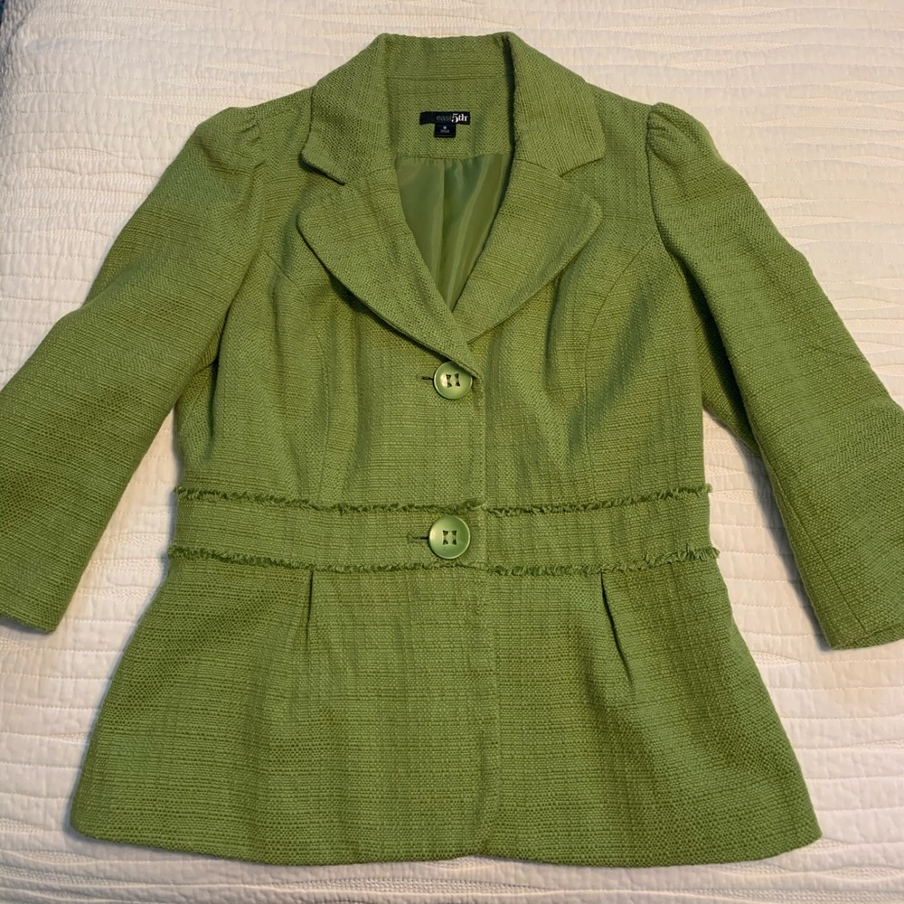 Green 3/4 sleeve blazer.
